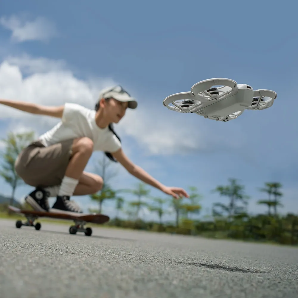 mulher com o melhor drone até 2000 reais