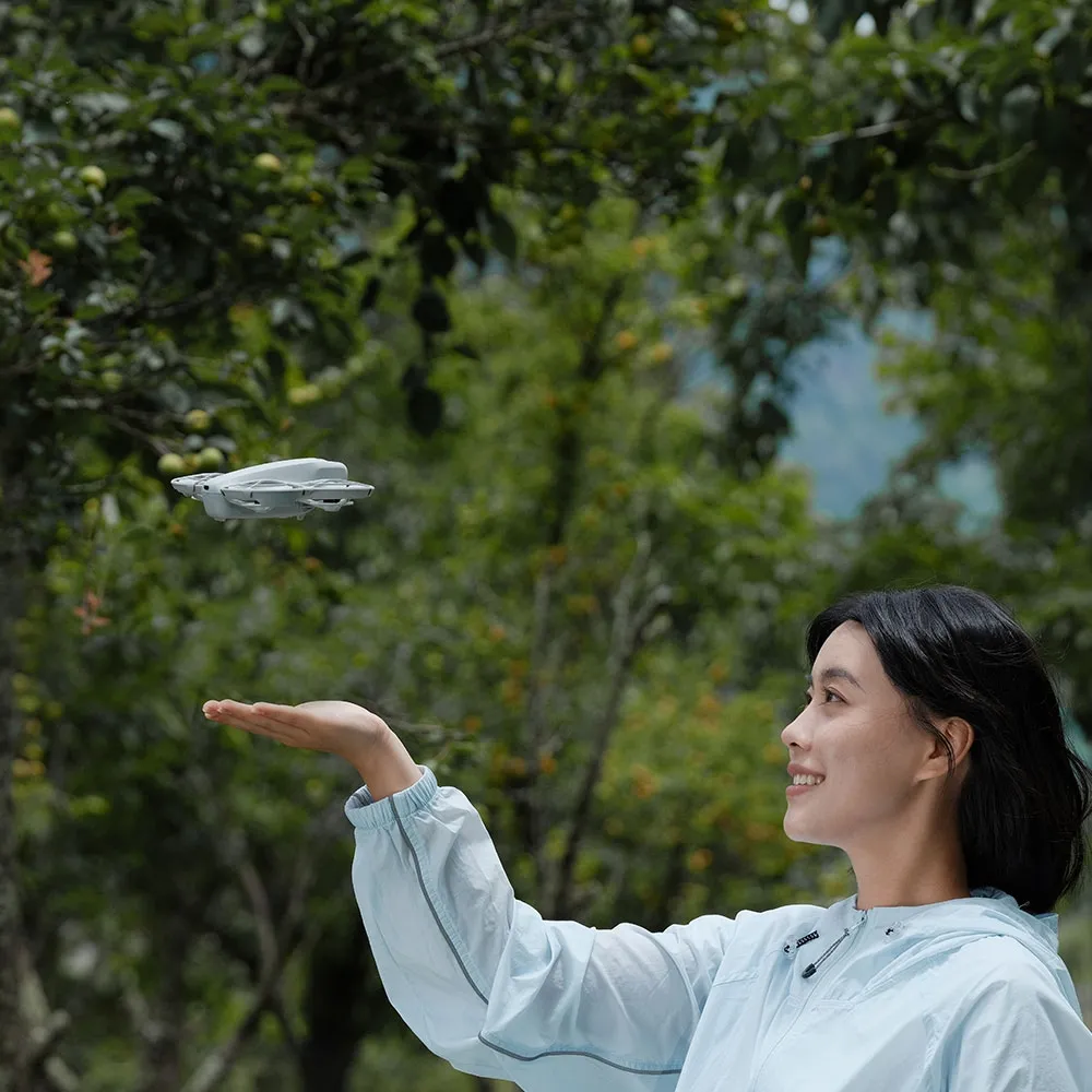 mulher com o melhor drone até 2000 reais