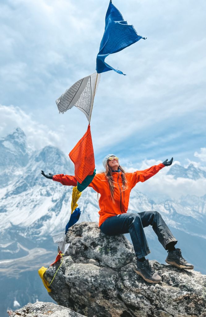 mulher com as melhores roupas para neve