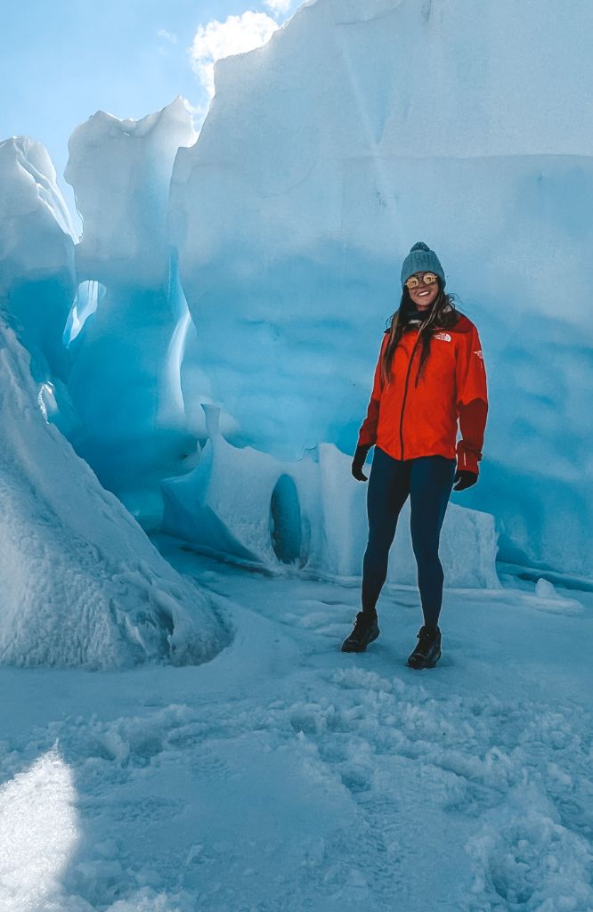 mulher com as melhores roupas para neve