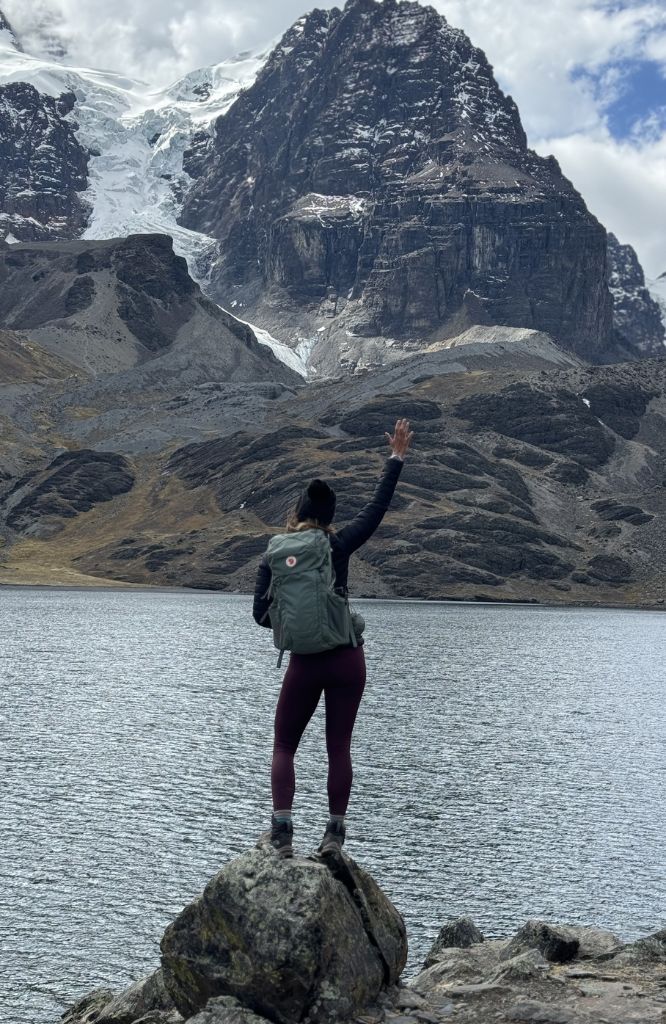 mulher com as melhores roupas para neve