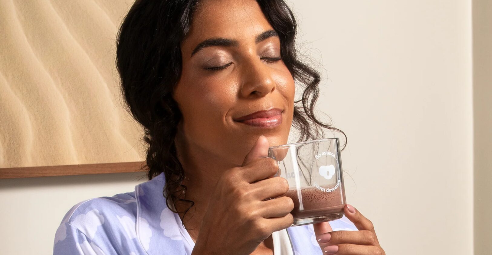 Mulher bebendo koala sleep de chocolate