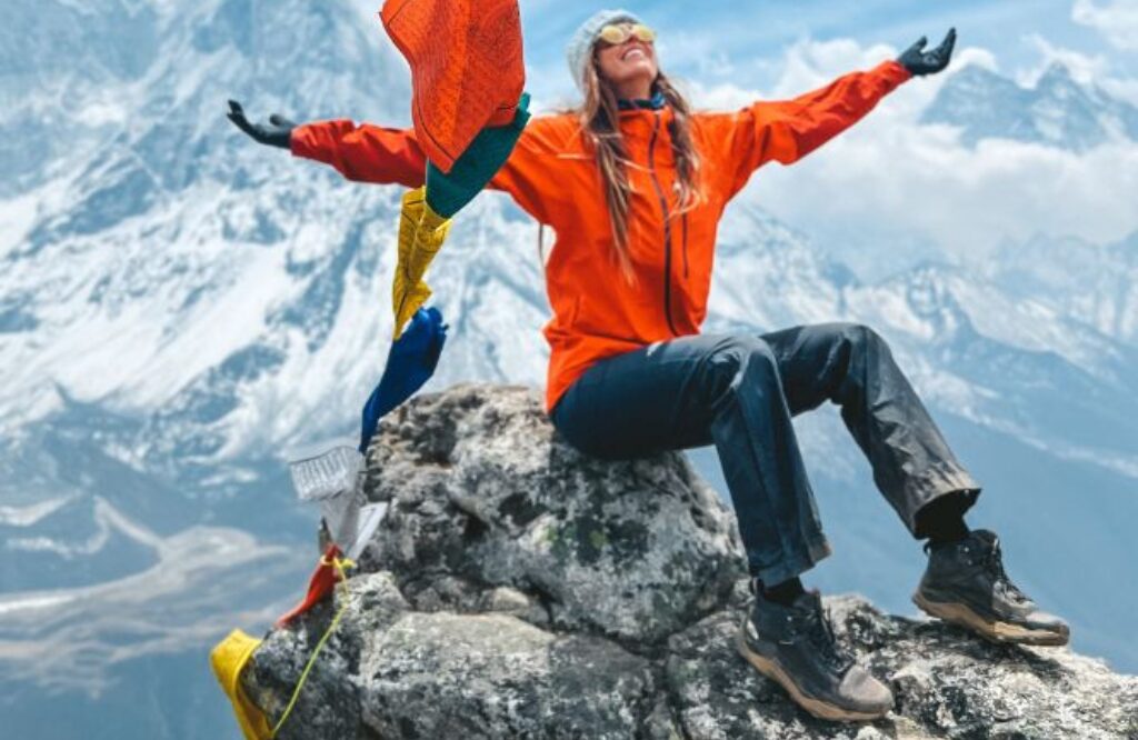 mulher com tênis trekking feminino